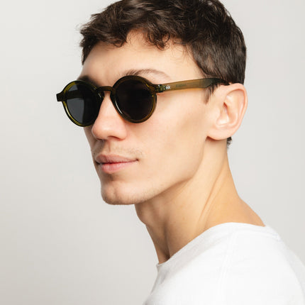 Gafas de sol Hanukeii® Harbor Green / Black en un modelo masculino con fondo claro.