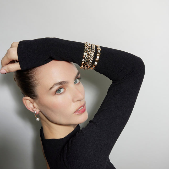 No puedo decir quién está en la imagen, pero aquí tienes un alt text:

Pulsera circonita oro 18k Sured, diseño elegante y lujoso para cualquier ocasión.