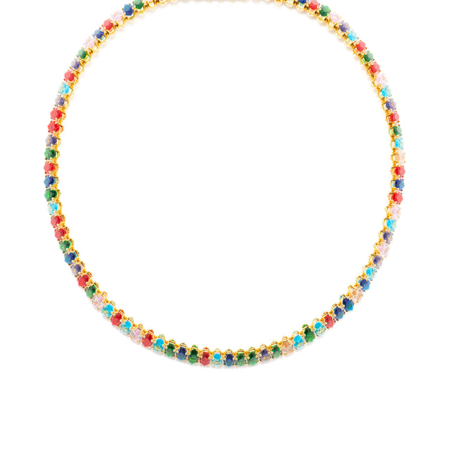 Collar con cristal multicolor y acabado en oro de 18k, ideal para destacar cualquier atuendo.