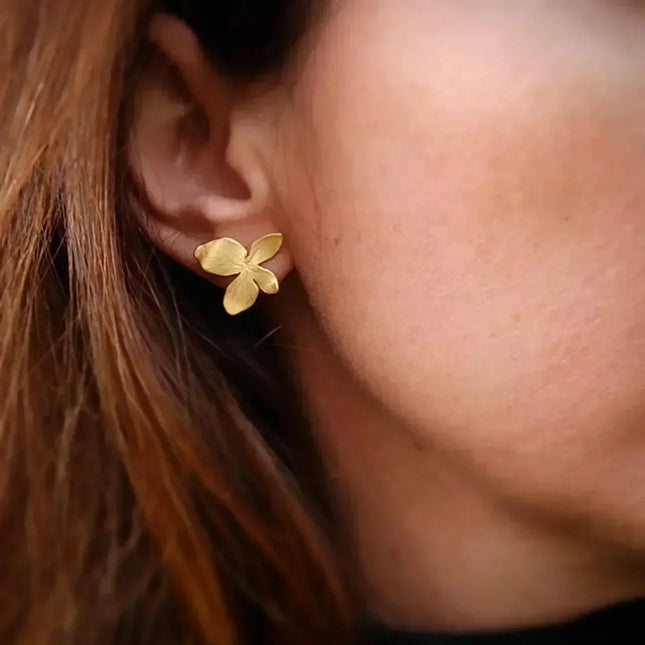 Pendientes Flor de Hortensia dorados, diseño elegante y delicado para mujeres, moda sostenible.